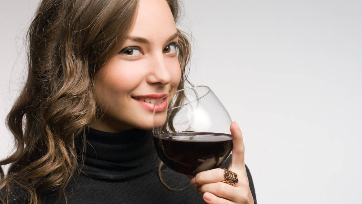 Víno zabíjí bakterie, které jsou příčinou bolesti v krku a zubního plaku
